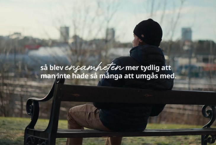 En unga man på en parkbänk och texten "och så blev ensamheten mer tydlig